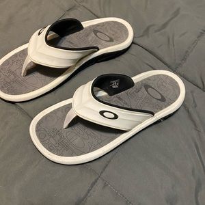 Men’s Oakley flip flops